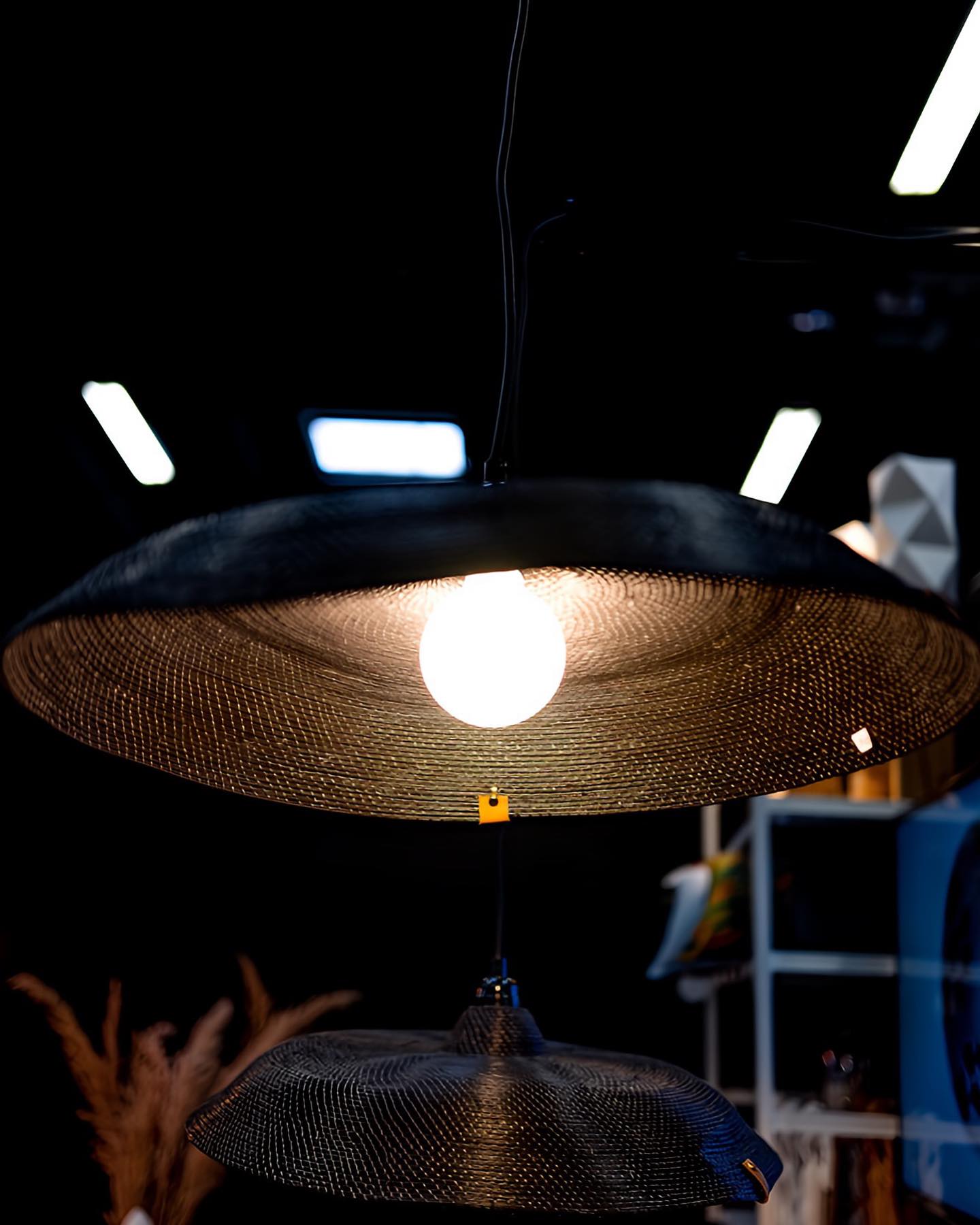 Suspension tissée à la main “Lumière de minuit”